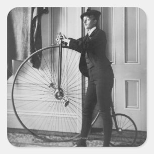Sticker Carré Femme habillée en homme avec une bicyclette