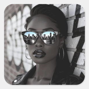 Sticker Carré Femme superbe en ville avec des lunettes de soleil
