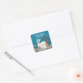 Sticker Carré Fluffy White Rabbit assis en fleurs Livre bleu (Enveloppe)