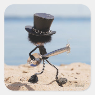 Sticker Carré Fubby guitariste rock avec chapeau sur la plage.