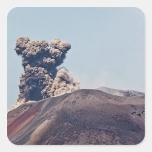 Sticker Carré Fumée s'échappant du volcan actif Anak Krakatau