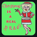 Sticker Carré Funny Christmas Bah Humbug Père Noël dans Drag<br><div class="desc">Si vous pensez "bah humbug" pendant la période des fêtes de Noël et que vous aimez aussi les autocollants de Noël ringards et drôles, c'est le design hilarant pour vous. Le père Noël, la reine de la traînée, est habillée d'une jolie robe rouge avec un garnissage blanc, montrant ses jambes...</div>