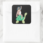 Sticker Carré Funny Lazy Sloth Riding Sea Turtle Hona Cadeau (Sac)