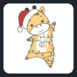 Sticker Carré Girafe de Christmas<br><div class="desc">La girafe pour Christmas with fairy lights. Funny animals with toxits and snow to the holidays. Donc Funny for Christmas in July. Giraffes are sweet animals and perfect for Christmas.</div>
