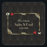 Sticker Carré Glam Gatsby Casino Las Vegas Mariage de poker<br><div class="desc">Unique Casino Royale et Great Gatsby conception de carte à thème. Il présente un style art déco vintage, un cadre rompu de Roaring des années 1920 avec fausse feuille d'or Fleur-de-lis, coeurs rouges, Q et K sur deux coins (simulant des cartes à jouer), sur arrière - plan motif Art déco...</div>