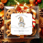 Sticker Carré Gnome Baked with Love Christmas Personnalisé<br><div class="desc">Un joli gnome barbu aux pouces dans la neige avec "de notre Gnome au vôtre" ou votre message de Noël de vacances en lettrage chic sur des autocollants amusants dans beaucoup de formes pour votre pâtisserie de vacances,  des articles faits maison et plus encore.</div>