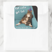 Sticker Carré Gros chat assis en chaise violet Casquette d'anniv (Sac)