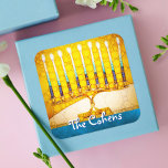 Sticker Carré Hanoukka Yellow Gold Menorah Turquoise Blue Nom pe<br><div class="desc">Une photo de fond d'une menorah d'or jaune, colorée et brillante vous aide à inaugurer les vacances d'Hanoukka. Sentez la chaleur et la joie de la saison des Fêtes chaque fois que vous utilisez cet impressionnant autocollant Hanoukka coloré. Des cartes de correspondance, des timbres, des sacs fourre-tout, des plateaux de...</div>