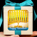 Sticker Carré Happy Hanoukka tendance Artsy Yellow Gold Menorah<br><div class="desc">"Bonne Hanoukka". Une photo de fond d'une menorah d'or jaune, colorée et brillante vous aide à inaugurer les vacances d'Hanoukka. Sentez la chaleur et la joie de la saison des Fêtes chaque fois que vous utilisez cet impressionnant autocollant Hanoukka coloré. Des cartes de correspondance, des timbres, des sacs fourre-tout, des...</div>