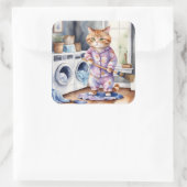 Sticker Carré Hilarious mignon chat en pyjama faisant la blanchi (Sac)