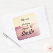 Sticker Carré Il Y A Toujours Une Raison De Sourire (Enveloppe)