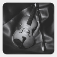 Image en noir et blanc d'un violon nature morte