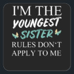 Sticker Carré Je suis la plus jeune soeur Règles ne s'appliquent<br><div class="desc">Drôle Je suis la plus jeune des règles de la Soeur Ne m'applique pas. À la recherche d'un cadeau de la soeur cadette pour prendre la rivalité des frères et soeurs à un autre niveau? Ce design est idéal pour une réunion de famille et une fête nationale des soeurs</div>