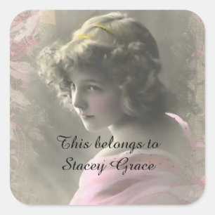 Sticker Carré Jeune fille vintage en rose Cela appartient à Nom