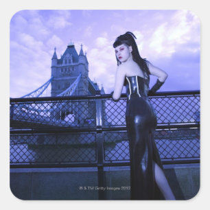 Sticker Carré Jeune Goth femme à Tower Bridge, Londres