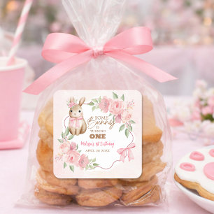 Sticker Carré Joli Anniversaire Fleur Rose Lapin Qui Fait Un An