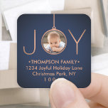 Sticker Carré JOY Photo Marine Blue Christmas Retourner Adresse<br><div class="desc">Célébrez les joies simples de la saison avec ces photos personnalisées bleu marine et faux carré de cuivre étiquettes d'adresse / enveloppes scellés. Le texte sur ce modèle est facile à customiser. (CONSEIL EN MATIÈRE DE PLACEMENT D'IMAGE : Une façon de centrer une photo exactement comment vous voulez est de...</div>