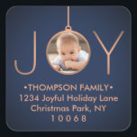 Sticker Carré JOY Photo Marine Blue Christmas Retourner Adresse<br><div class="desc">Célébrez les joies simples de la saison avec ces photos personnalisées bleu marine et faux carré de cuivre étiquettes d'adresse / enveloppes scellés. Le texte sur ce modèle est facile à customiser. (CONSEIL EN MATIÈRE DE PLACEMENT D'IMAGE : Une façon de centrer une photo exactement comment vous voulez est de...</div>