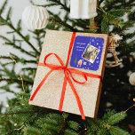 Sticker Carré Joyeux Noël Royal Blue Family Photo<br><div class="desc">Cet autocollant photo de vacances présente un message classique avec une forme d'arbre de Noël amusant, maison en pain d'épice et présente sur un bel arrière - plan bleu royal, radieux et plein d'énergie. Avec une photo à l'avant entourée de flocons de neige (amovible), c'est une excellente façon d'envoyer la...</div>