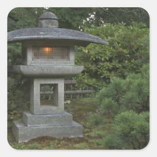 Sticker Carré Lanterne en pierre éclairée dans le jardin japonai