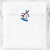 Sticker Carré Lapin en Snowboard avec Snowboard & Scarf (Sac)