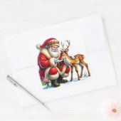 Sticker Carré Le Père Noël interagit avec un renne doux (Enveloppe)