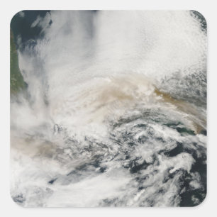 Sticker Carré Le pic de Sarychev traversant la mer d'Okhotsk