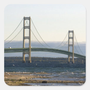 Sticker Carré Le pont Mackinac qui s'étend sur le détroit de 4