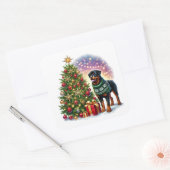 Sticker Carré Le Rottweiler de Noël par l'arbre festif (Enveloppe)