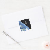 Sticker Carré Le télescope spatial Hubble avec une terre bleue (Enveloppe)