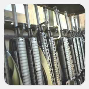 Sticker Carré Les fusils d'assaut sont prêts sur le rack d'armes