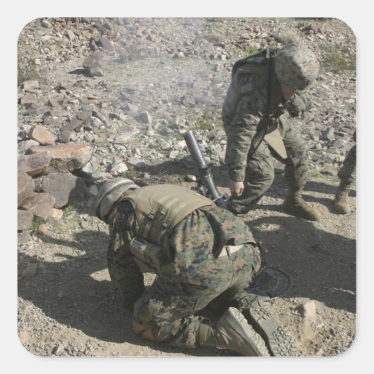 Sticker Carré Les mortiers couvrent leurs oreilles et évitent le (Devant)