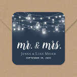 Sticker Carré Lumières à cordes rustiques M. et Mme Mariage Mono<br><div class="desc">Autocollants imprimés personnalisés avec votre date Monsieur et Madame monogramme et mariage, parfaits pour les étiquettes de mariage, sacs de bienvenue ou scellés d'enveloppe avec vos invitations. Le design comprend des lampes à cordes brillantes et des bocaux de maçon sur un arrière - plan bleu marine. Utilisez les outils de...</div>
