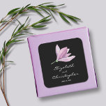 Sticker Carré Magnolia Floral Wedding Favor sur Noir<br><div class="desc">Autocollants personnalisés avec une belle couleur de fleur de magnolia violet et votre texte pour toute occasion en lettrage blanc chic sur un arrière - plan noir, parfait pour les faveurs de mariage, douche nuptiale, phoques faire-part de mariage et plus encore. Disponible sous différentes formes. OBJETS CORRESPONDANTS dans notre magasin....</div>
