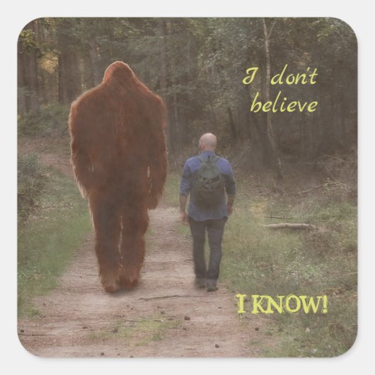 STICKER CARRÉ MARCHER AVEC LE SASQUATCH DE BIGFOOT (Devant)