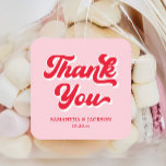 Sticker Carré Mariage de Merci rose et rouge<br><div class="desc">L'ajout parfait à vos faveurs de mariage. Ces faveurs de mariage uniques sont un moyen bon marché mais chic de remercier vos invités. Idéal pour un mariage kitsch, un mariage super, un mariage branché ou un mariage éclectique, ces autocollants complètent tous les thèmes rétro mariage. Que vous planifiez un mariage...</div>