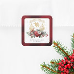 Sticker Carré Mariage de monogramme de crête florale de Noël cla<br><div class="desc">Le design mariage est intemporel, élégant et festif, sur le thème des fêtes, et présente une crête florale en or dessinée à la main, accentuée par un spray coloré de fleurs et verres de Noël rouges et blancs. Ce modèle formel personnalisé comprend des champs de texte modifiables ainsi que des...</div>