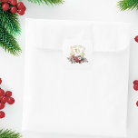 Sticker Carré Mariage de monogramme de crête florale de Noël cla<br><div class="desc">Le design mariage est intemporel,  élégant et festif,  sur le thème des fêtes,  et présente une crête florale en or dessinée à la main,  accentuée par un spray coloré de fleurs et verres de Noël rouges et blancs. Ce modèle formel personnalisé inclut des champs de texte modifiables.</div>