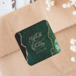 Sticker Carré Mariage de script d'agate d'or Emerald Green<br><div class="desc">Cet élégant autocollant mariage moderne présente une aquarelle vert émeraude géode design avec parties scintillant en faux or. Customisez facilement le texte de couleur or,  avec les noms de la mariée et du marié en calligraphie manuscrite sur une grande esperluette et la date du mariage ci-dessous.</div>