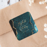 Sticker Carré Mariage de script d'agrégation d'or bleu turquoise<br><div class="desc">Cet élégant autocollant mariage moderne présente un design turquoise d'aquarelle bleu géode avec une parties scintillant en faux or. Customisez facilement le texte de couleur or,  avec les noms de la mariée et du marié en calligraphie manuscrite sur une grande esperluette et la date du mariage ci-dessous.</div>