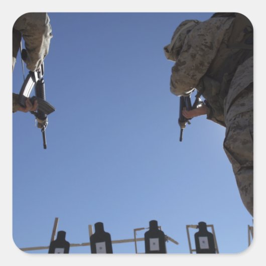 Sticker Carré Marines change de magazines en plein feu (Devant)