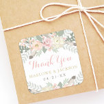 Sticker Carré Merci Mariage Boho rose et or floral<br><div class="desc">L'autocollant de faveur de mariage de style boho présente du Merci en écriture avec un monogramme qui peut être personnalisé, encadré de fleurs de printemps romantiques, de feuilles botaniques et d'accents de plume d'oiseau rustique. Les couleurs douces sont le rose, la pêche, la crème, le vert, le gris et l'or....</div>