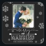 Sticker Carré Merry And Married Typografy First Christmas<br><div class="desc">Joie Et Mariée Typographie Premier Sticker Carré Photo De Noël. MERRY et MARRIED écrit en blanc sur un arrière - plan noir avec des flocons de neige, rend l'autocollant élégant et très festif. Le design peut être entièrement customisé en changeant la photo et le texte. Pour toute personnalisation supplémentaire, n'hésitez...</div>