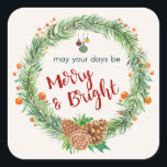 Sticker Carré Merry & Bright Christmas Wreath<br><div class="desc">Un autocollant de Noël avec une couronne d'aquarelle. Seringues de pin vert,  cônes de pin et baies décoratives composent cette couronne festive. À l'intérieur de la couronne sont quelques ornements décoratifs et les mots" mai vos jours être Joyeux et lumineux. Écrit dans une police rouge tendance.</div>
