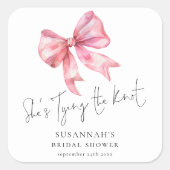 Sticker Carré Moderne Elle Noue Le Nœud Rose Ruban Baby Shower (Devant)