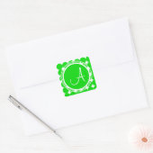 Sticker Carré Monogramme de point de polka vert (Enveloppe)