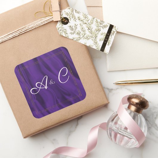 Sticker Carré Monogramme de soie violette et d'or