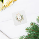 Sticker Carré Monogramme floral de Noël tout simplement élégant<br><div class="desc">Ce joli autocollant botanique d'hiver présente des bouquets de roses et de fleurs d'ivoire,  des baies rouges,  des flocons de neige en sapin et en or entourant un élégant étiquette d'or pour votre monogramme sur un arrière - plan gris perle pâle. Inclut les champs de texte modifiables.</div>
