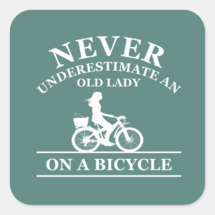 Sticker Carré Ne sous-estimez jamais une vieille dame à vélo