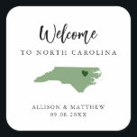 Sticker Carré N'importe quel sac d'accueil Mariage couleur Carol<br><div class="desc">Un autocollant de bienvenue mariage pour les invités à votre mariage, avec l'image de la Caroline du Nord. Vous pouvez modifier les couleurs pour n'importe quelle partie de ce design, ainsi que déplacer le coeur à l'emplacement de votre mariage. Pour modifier les couleurs, cliquez sur personnaliser, puis sur "modifier à...</div>